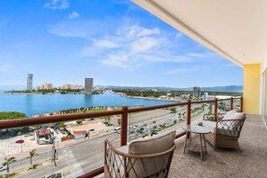 Property grounds - 5BR, 3 Suites, Ocean Views & Casino Access (Puerto Vallarta)