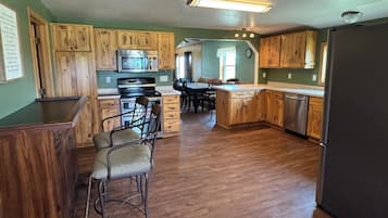 Microondas, horno, parrilla de estufa y lavavajillas