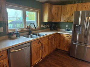 Réfrigérateur, four à micro-ondes, un four, surface de cuisson