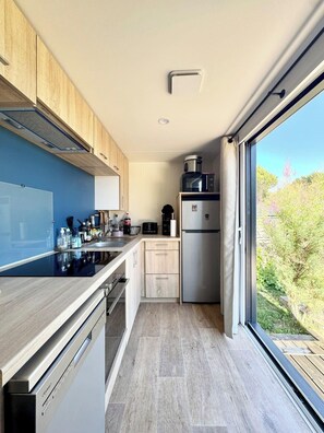 Kühlschrank, Mikrowelle, Ofen, Herdplatte