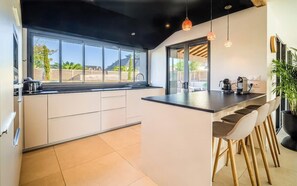 冰箱、微波炉、烤箱、炉灶