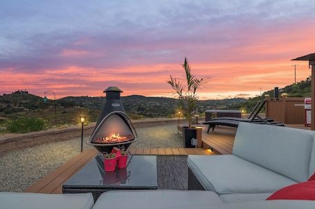 Terrace/patio. AIRSTREAM GLAMPING! Jacuzzi, BBQ & Chill!