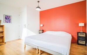 4 bedrooms, travel crib, WiFi