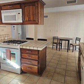 Kjøleskap, mikrobølgeovn, ovn og kokeplater