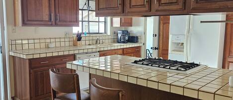 Een koelkast, een microgolfoven, een oven, een kookplaat