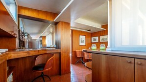 Une cuisine dotée de meubles en bois, d’un îlot central et d’un coin repas avec des chaises et une table.