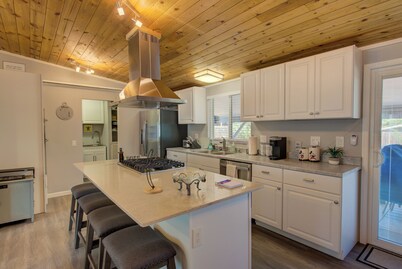 3-bedroom house in Sedona, Red Rock views, AC, Firepit, Deck, Close to Trails