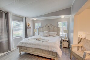 3 habitaciones, escritorio y tabla de planchar con plancha 