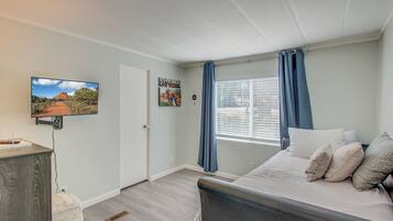 3 bedrooms, desk, iron/ironing board, travel crib