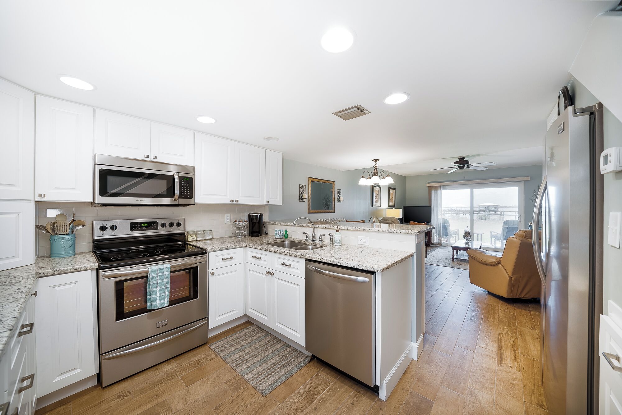 ثلاجة، ميكروويف، فرن، موقد طهي مسطح