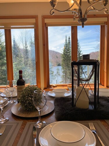 Large 6 Bedroom Waterfront Clean Lake Close to SKI Mont Blanc and Tremblant