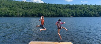 Large 6 Bedroom Waterfront Clean Lake Close to SKI Mont Blanc and Tremblant