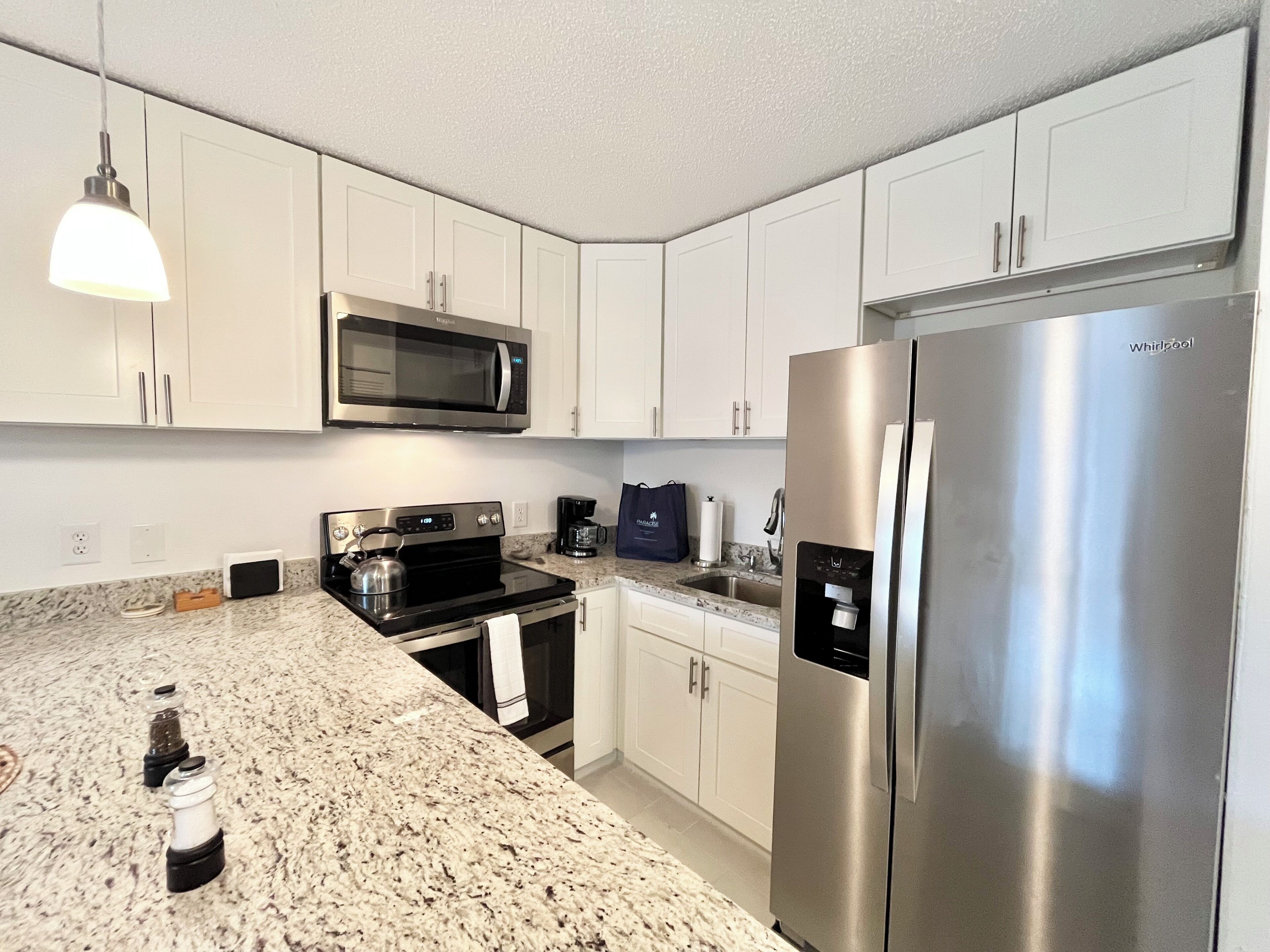 Een koelkast, een magnetron, een oven, een vaatwasser