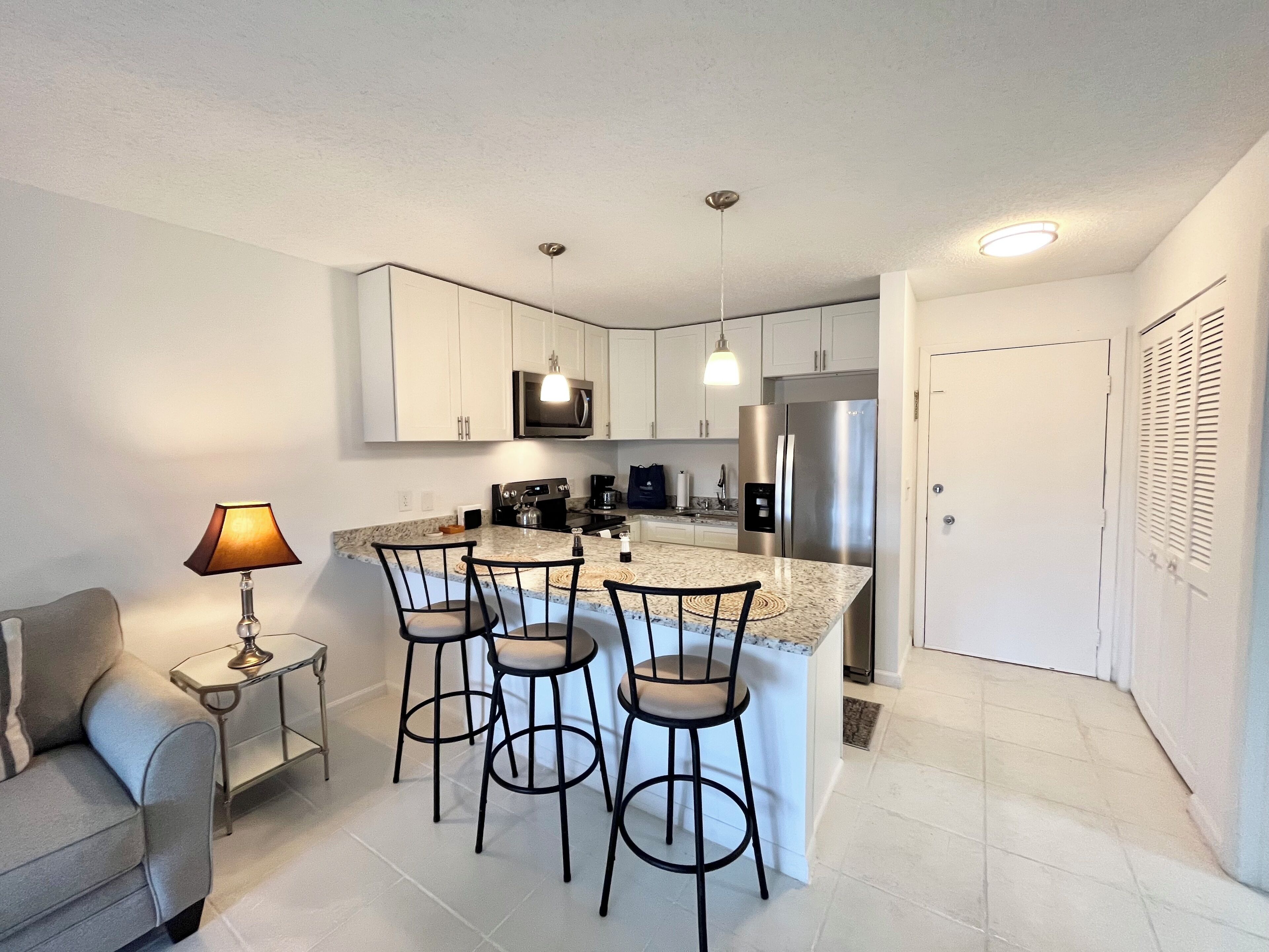 Een koelkast, een microgolfoven, een oven, een vaatwasser