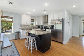 Køleskab, mikrobølgeovn, ovn, kogeplade