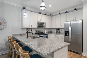 Kjøleskap, ovn, kokeplater og oppvaskmaskin