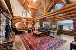 Fernseher, Kamin, Bücher