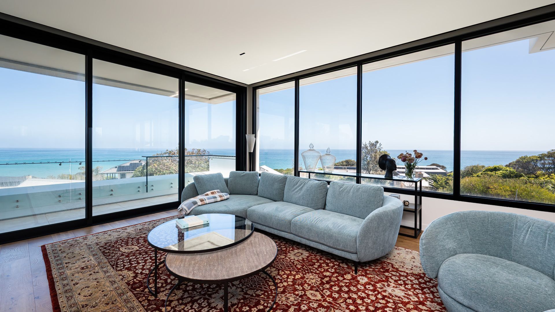 Smart TV, chimenea y oficina 