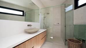 Dusche, Haartrockner, Handtücher