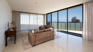 Smart TV, fireplace, stereo, offices - The Crest | Luxe with Pool & Spa (Mount Martha)