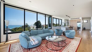 تلفزيون ذكي، مدفأة، مكتب