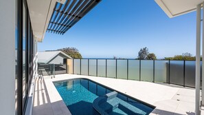 حمّام سباحة مُدفَّأ