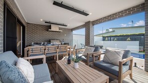 Outdoor dining - The Peninsula Pearl | Luxury Retreat with Heated Pool (Safety Beach)