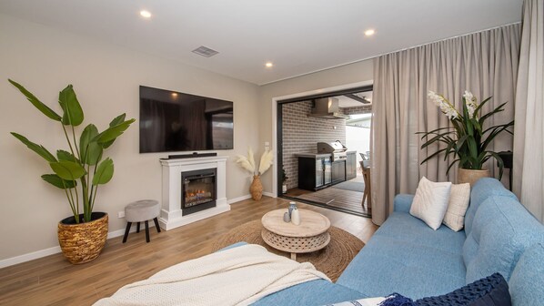 Smart TV, fireplace