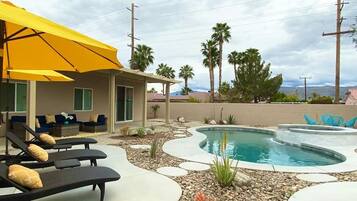 Alberca al aire libre y alberca climatizada