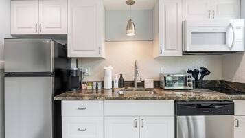 Kühlschrank, Mikrowelle, Herdplatte, Geschirrspüler