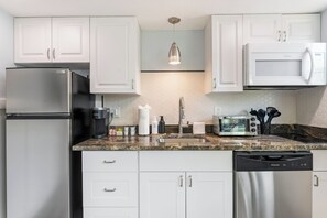 Refrigerador, microondas, parrilla de estufa y lavavajillas 