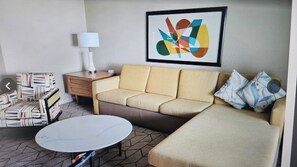 TV - 2-bedroom condo across the street and access to trump resort (Miami)