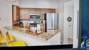 Microwave, stovetop, dishwasher - 2-bedroom condo across the street and access to trump resort (Miami)