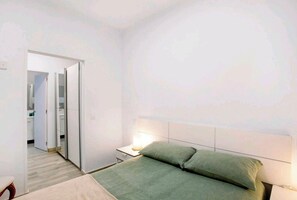 Iron/ironing board, Internet, bed sheets