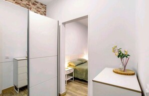 Tabla de planchar con plancha, internet y ropa de cama 