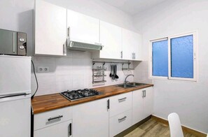 Private kitchen - Apartment near the airport, The Greey's house A (El Calero)