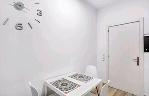 Dining - Apartment near the airport, The Greey's house A (El Calero)