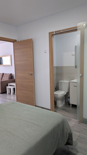 Tabla de planchar con plancha, internet y ropa de cama 
