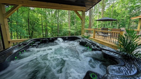 Outdoor dining. Tranquil 3-bedroom house with hot tub and patio in Nashport