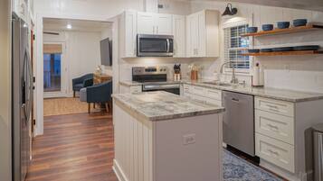 雪櫃、微波爐、焗爐、爐具