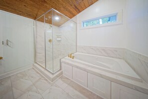Ducha, bañera de hidromasaje, secador de pelo, toallas