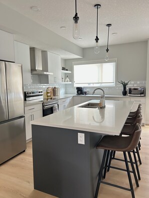 Mikrowelle, Ofen, Herdplatte, Geschirrspüler