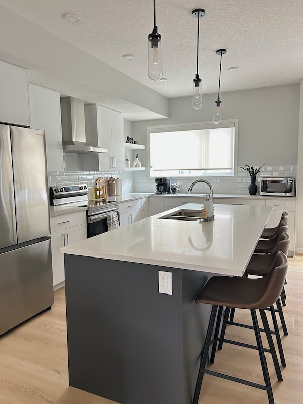 Microwave, oven, stovetop, dishwasher - Modern South Calgary Retreat – Sleeps 6 + Private Garage! (Calgary)