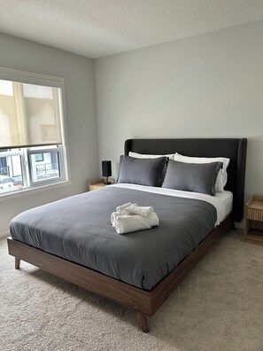 3 عدّة غرف نوم ومكواة/لوح كي وواي فاي وملاءات أسرّة