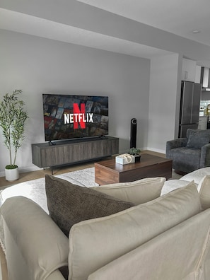 TV - Modern South Calgary Retreat – Sleeps 6 + Private Garage! (Calgary)