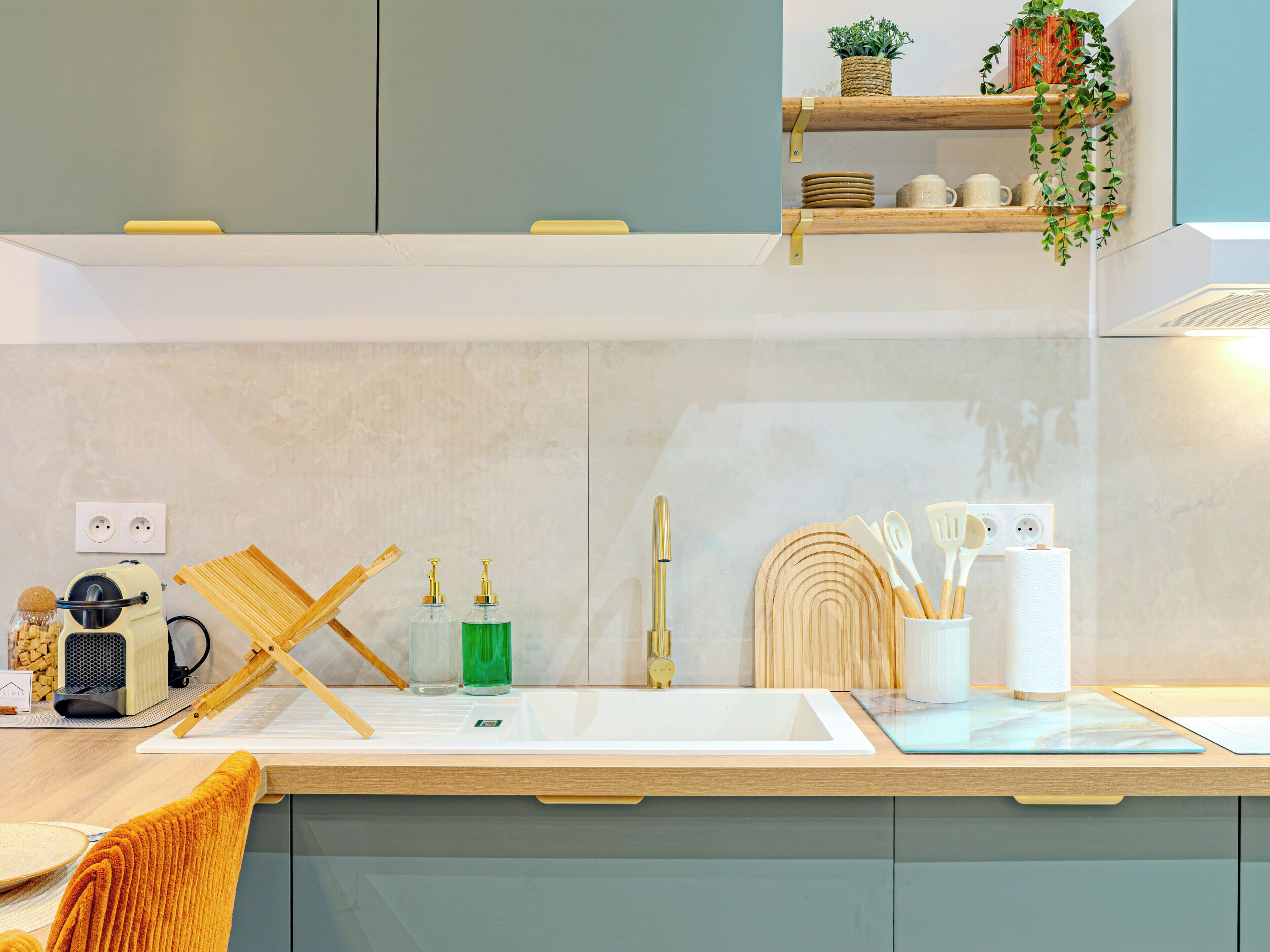 冷蔵庫、電子レンジ、オーブン、コンロ