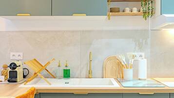 Réfrigérateur, micro-ondes, four, plaque de cuisson