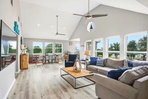 TV connectée, cheminée, table de tennis de table, livres