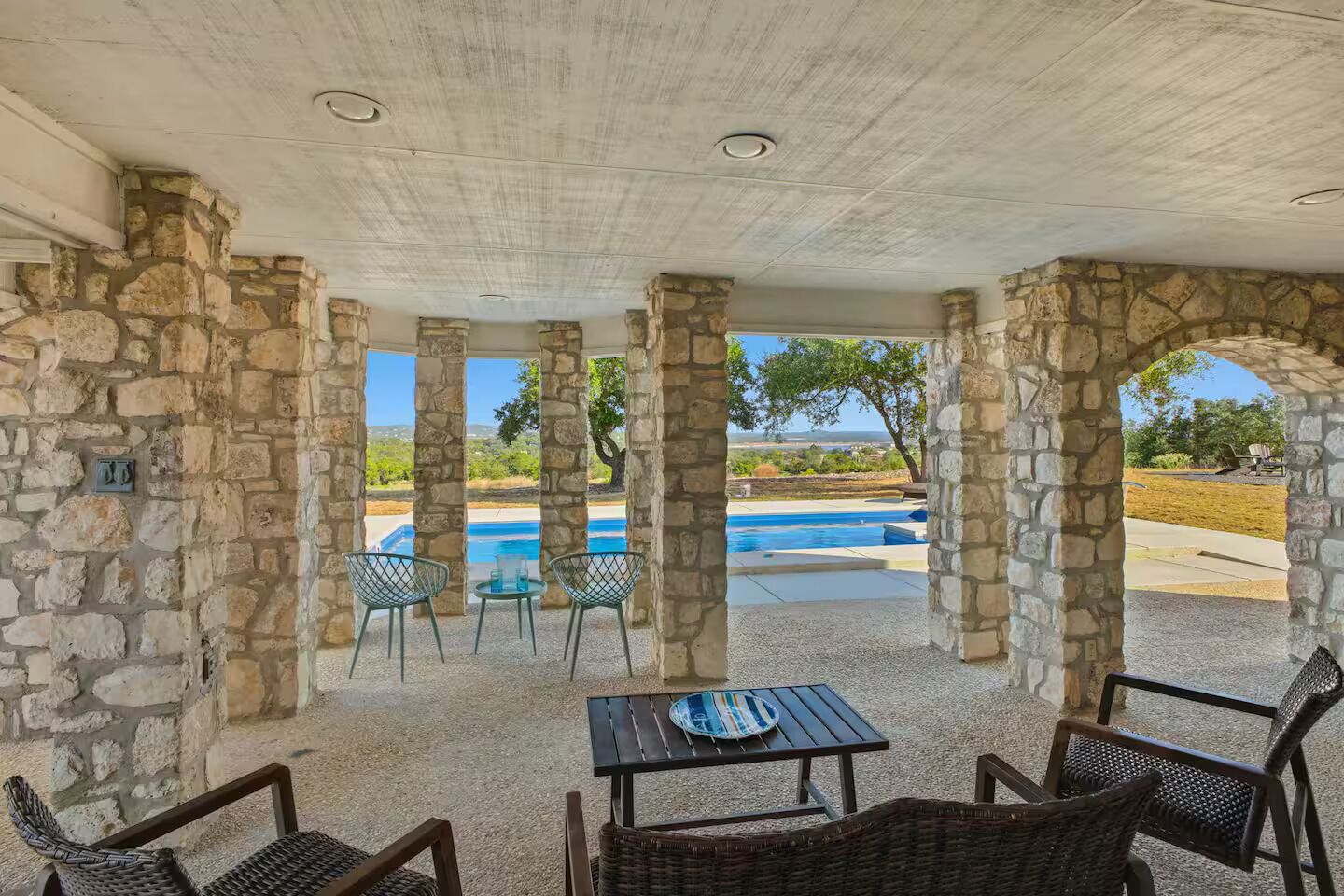 Utendørsbasseng og et oppvarmet basseng