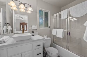Towels, soap, toilet paper - Lone Wolf Lodge - W/ Beautiful Mountain View’s (Big Bear Lake)
